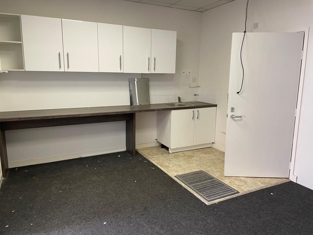 Lot: 105 - MIXED-USE PART POSSESSION PROPERTY IN BUSY THOROUGHFARE - Kitchen and rear store